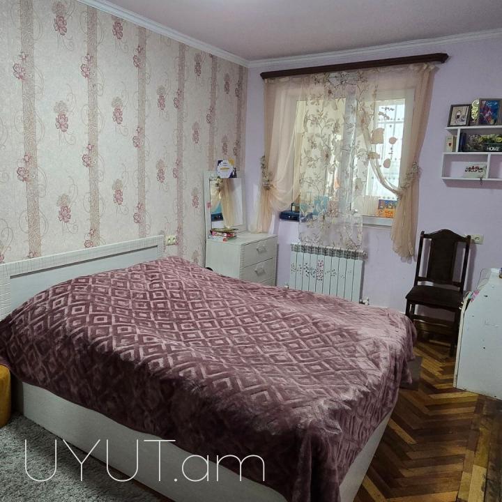 Վաճառվում է 4 սենյականոց բնակարան Մանթաշյան փողոցում