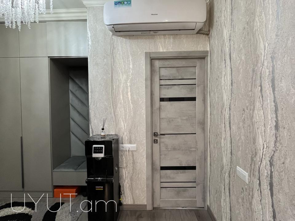 Վաճառվում է 4 սենյականոց բնակարան  Ազատամարտիկների փողոցում 