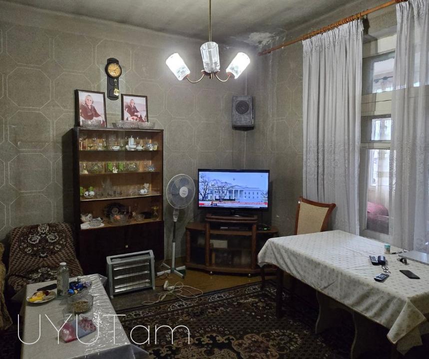 Ստալինյան նախագծի քարե շենքում, վաճառվում է 3 սենյականոց բնակարան