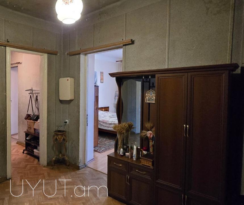 Ստալինյան նախագծի քարե շենքում, վաճառվում է 3 սենյականոց բնակարան