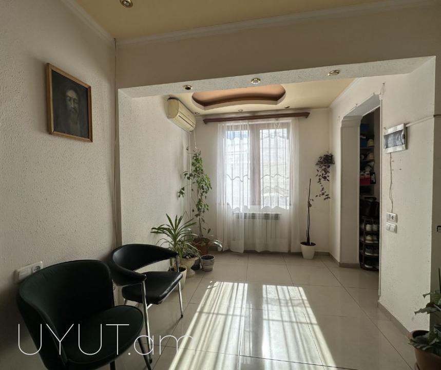 Շինարարների փողոցում վաճառվում է 4 սենյականոց բնակարան