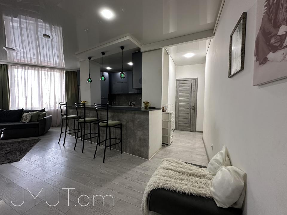 Աջափնյակ թաղամասում, նորակառույց շենքում, վաճառվում է 3 սենյականոց բնակարան: