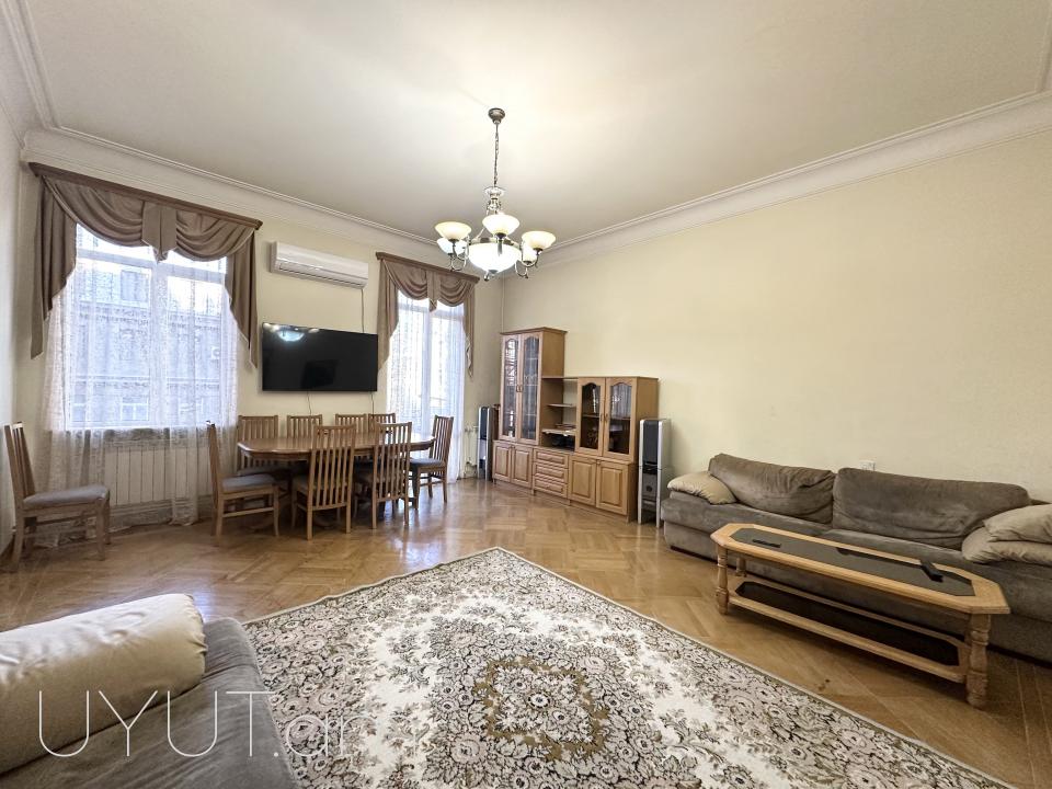 Փոքր Կենտրոնում, Աբովյան-Թումանյան խաչմերուկին կից, վաճառվում է ընդարձակ և լուսավոր բնակարան