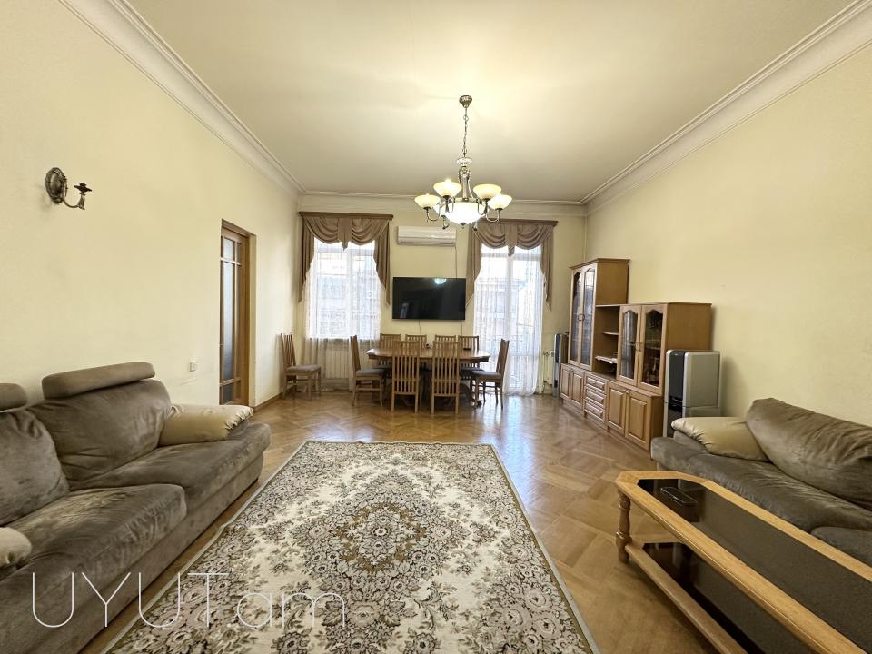 Փոքր Կենտրոնում, Աբովյան-Թումանյան խաչմերուկին կից, վաճառվում է ընդարձակ և լուսավոր բնակարան