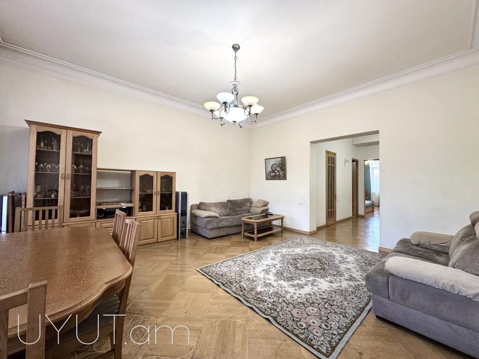 Փոքր Կենտրոնում, Աբովյան-Թումանյան խաչմերուկին կից, վաճառվում է ընդարձակ և լուսավոր բնակարան