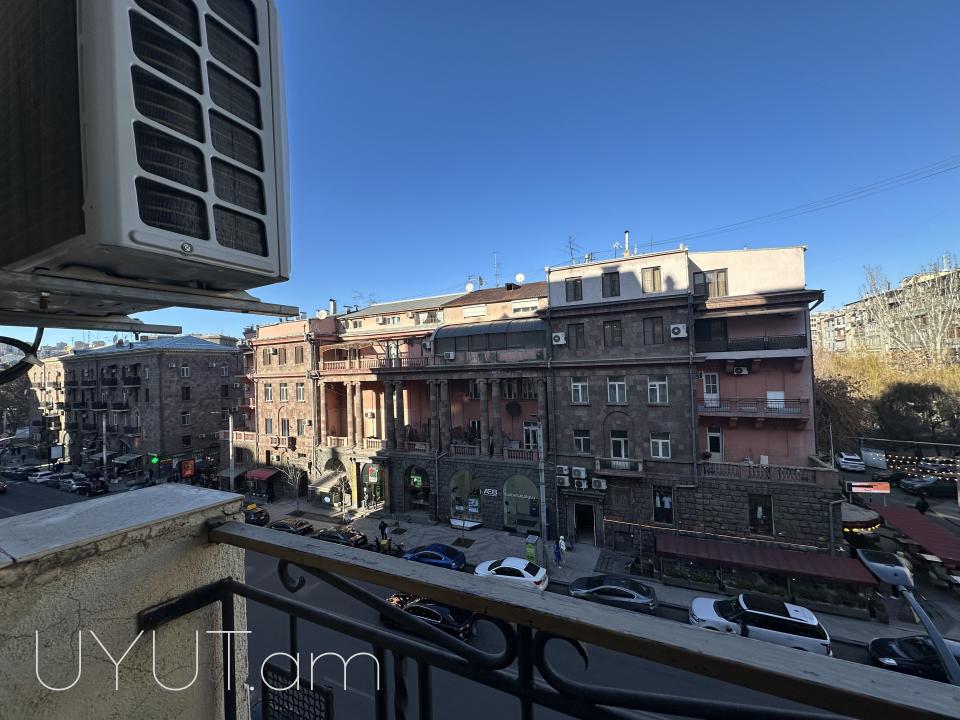 Փոքր Կենտրոնում, Աբովյան-Թումանյան խաչմերուկին կից, վաճառվում է ընդարձակ և լուսավոր բնակարան