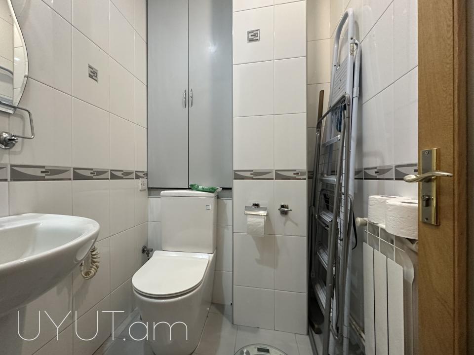 Փոքր Կենտրոնում, Աբովյան-Թումանյան խաչմերուկին կից, վաճառվում է ընդարձակ և լուսավոր բնակարան