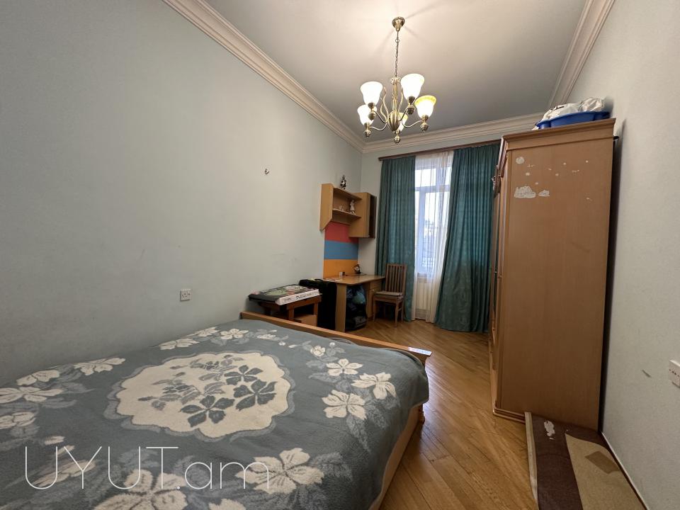 Փոքր Կենտրոնում, Աբովյան-Թումանյան խաչմերուկին կից, վաճառվում է ընդարձակ և լուսավոր բնակարան