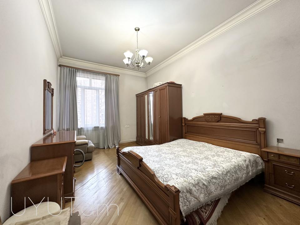 Փոքր Կենտրոնում, Աբովյան-Թումանյան խաչմերուկին կից, վաճառվում է ընդարձակ և լուսավոր բնակարան