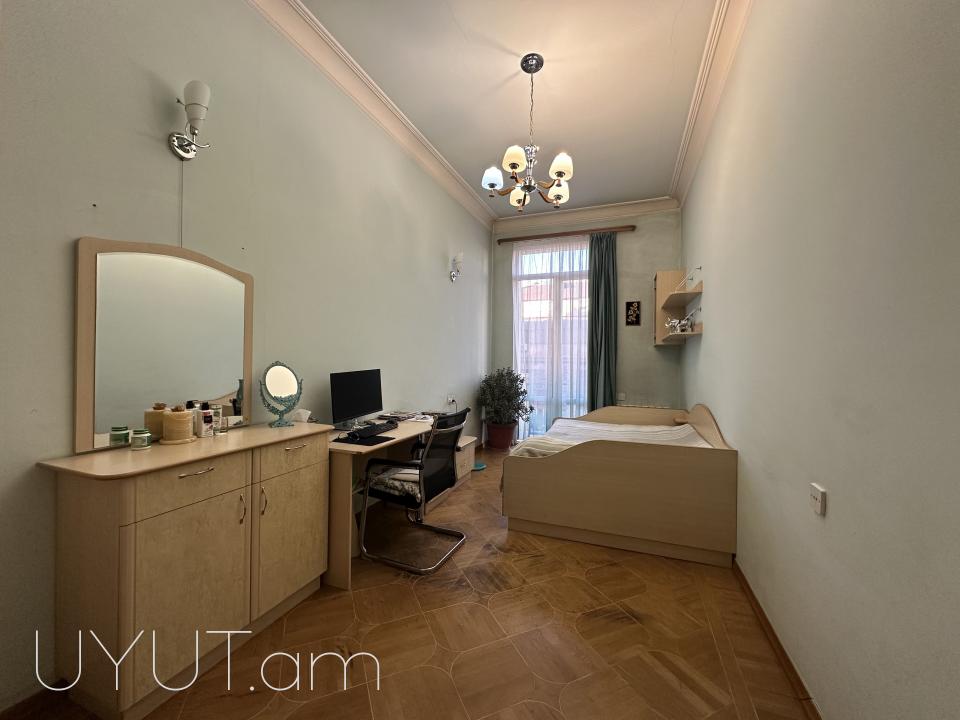Փոքր Կենտրոնում, Աբովյան-Թումանյան խաչմերուկին կից, վաճառվում է ընդարձակ և լուսավոր բնակարան