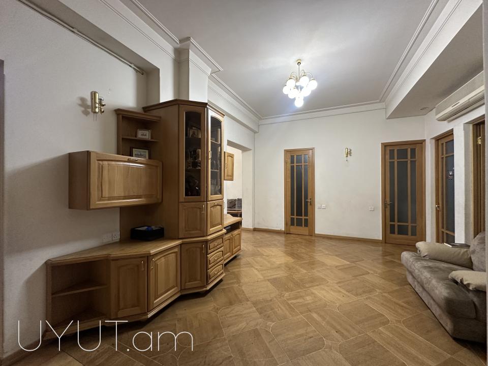 Փոքր Կենտրոնում, Աբովյան-Թումանյան խաչմերուկին կից, վաճառվում է ընդարձակ և լուսավոր բնակարան