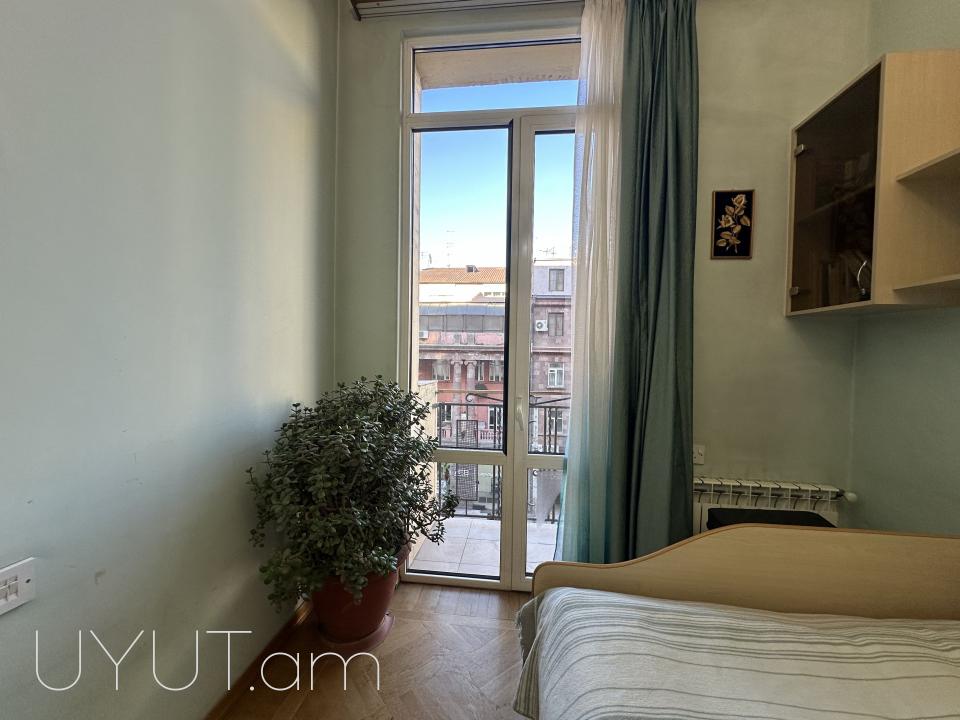 Փոքր Կենտրոնում, Աբովյան-Թումանյան խաչմերուկին կից, վաճառվում է ընդարձակ և լուսավոր բնակարան