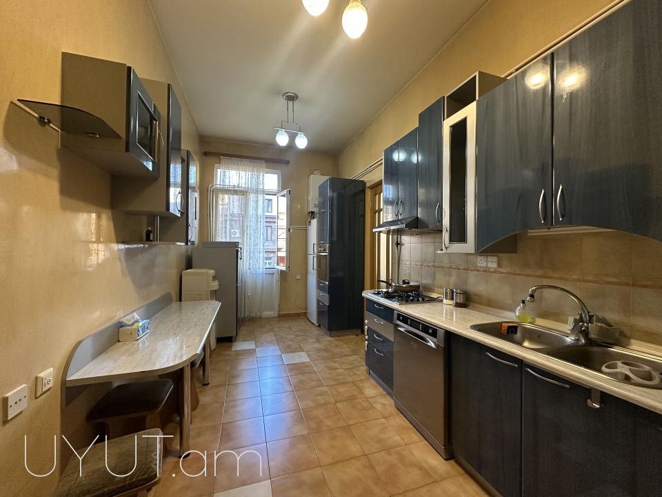 Փոքր Կենտրոնում, Աբովյան-Թումանյան խաչմերուկին կից, վաճառվում է ընդարձակ և լուսավոր բնակարան