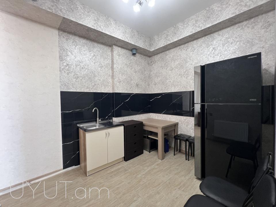 Նորակառույց շենքում Սերո Խանզադյան փողոցում վաճառվում է 2 սենյականոց բնակարան