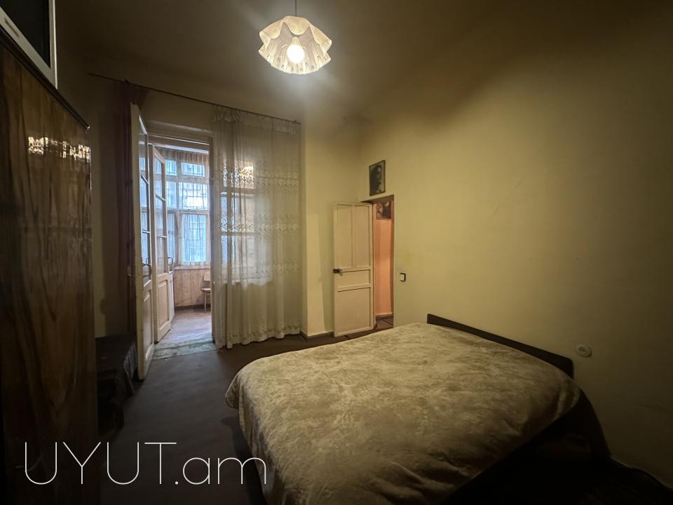 Փոքր Կենտրոնում, Թումանյան փողոցում վաճառվում է 2 սենյականոց բնակարան
