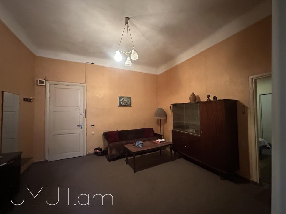 Փոքր Կենտրոնում, Թումանյան փողոցում վաճառվում է 2 սենյականոց բնակարան