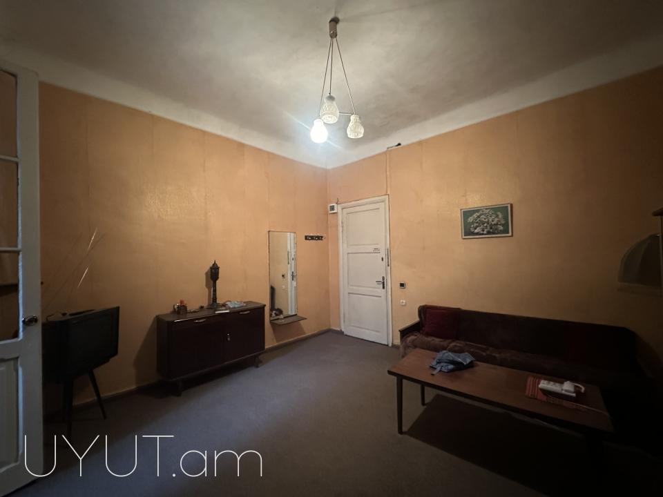 Փոքր Կենտրոնում, Թումանյան փողոցում վաճառվում է 2 սենյականոց բնակարան