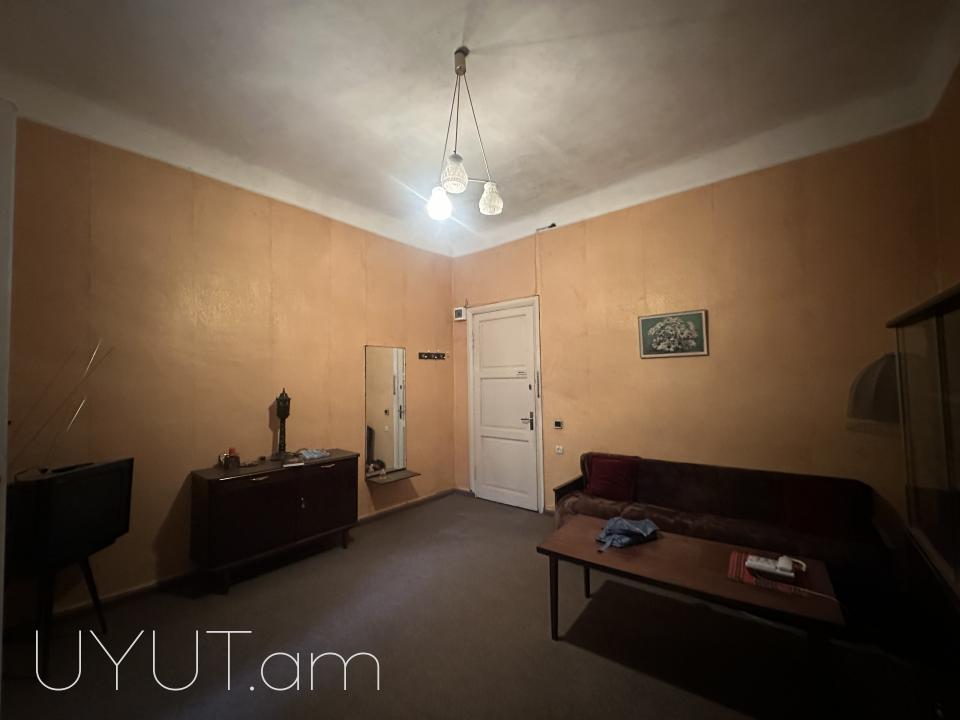 Փոքր Կենտրոնում, Թումանյան փողոցում վաճառվում է 2 սենյականոց բնակարան