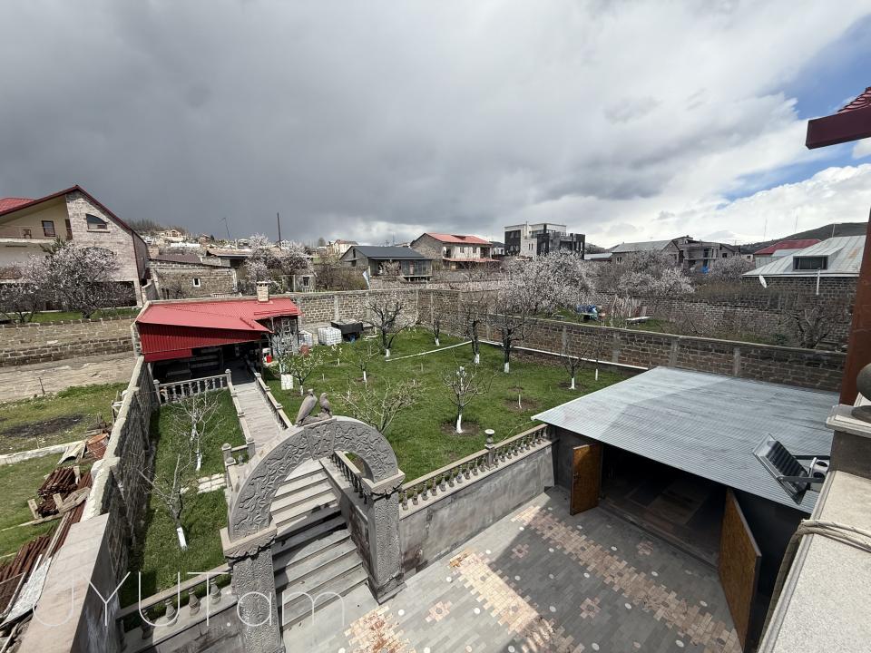 Վաճառվում է շքեղ առանձնատուն Ավան Առինջում