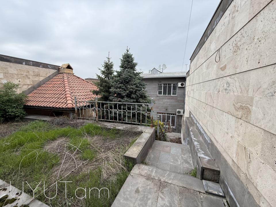 Վաճառվում է 6 սենյականոց առանձնատուն Էրեբունիում Գուրգեն Մահարի փողոցում