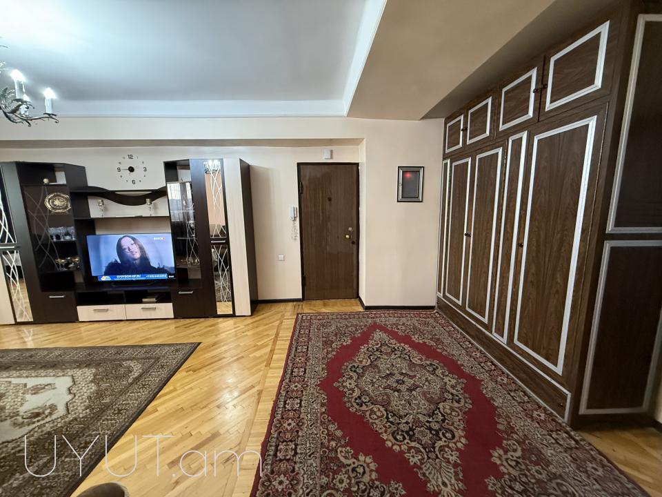 Վաճառվում է 3 սենյականոց բնակարան Էրեբունու փողոցում