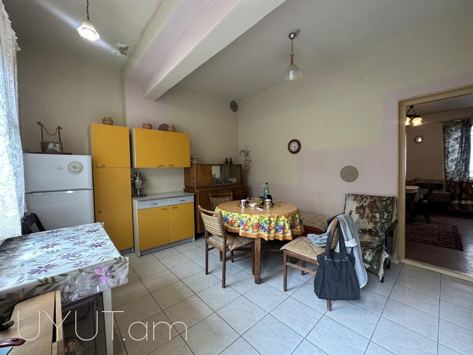 Վաճառվում է սեփական տուն, որը ունի 510ք/մ հողատարածք, պտղատու ծառերով