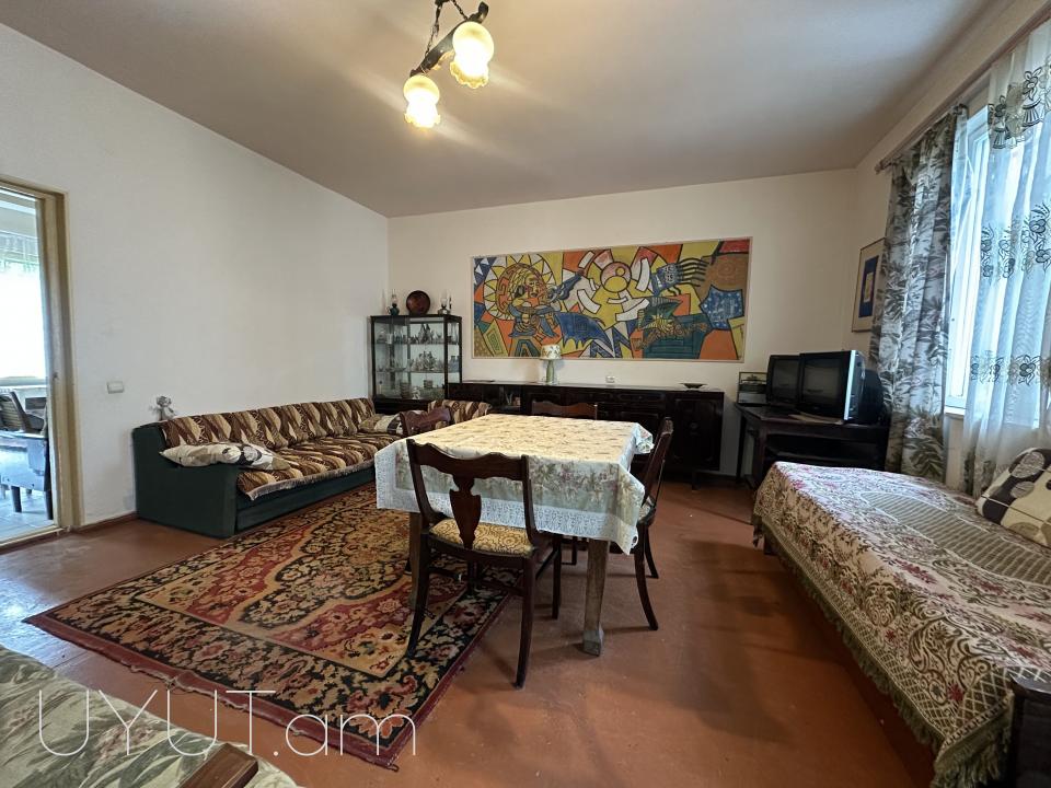 Վաճառվում է սեփական տուն, որը ունի 510ք/մ հողատարածք, պտղատու ծառերով