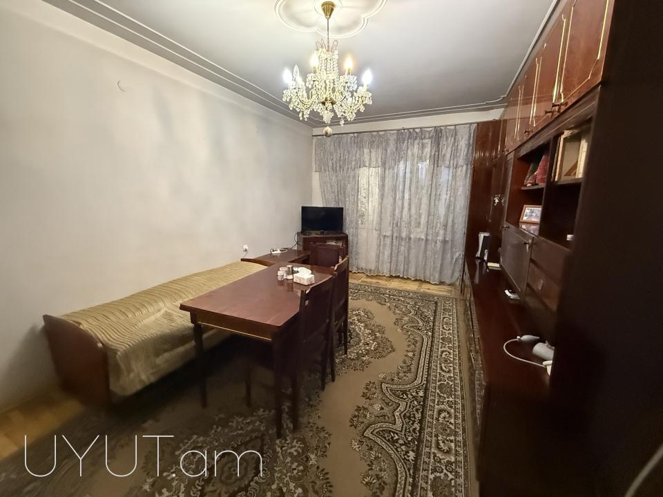 Վաճառվում է  3 սենյականոց բնակարան էրեբունիում՝ Ռոստովյան փողոցում