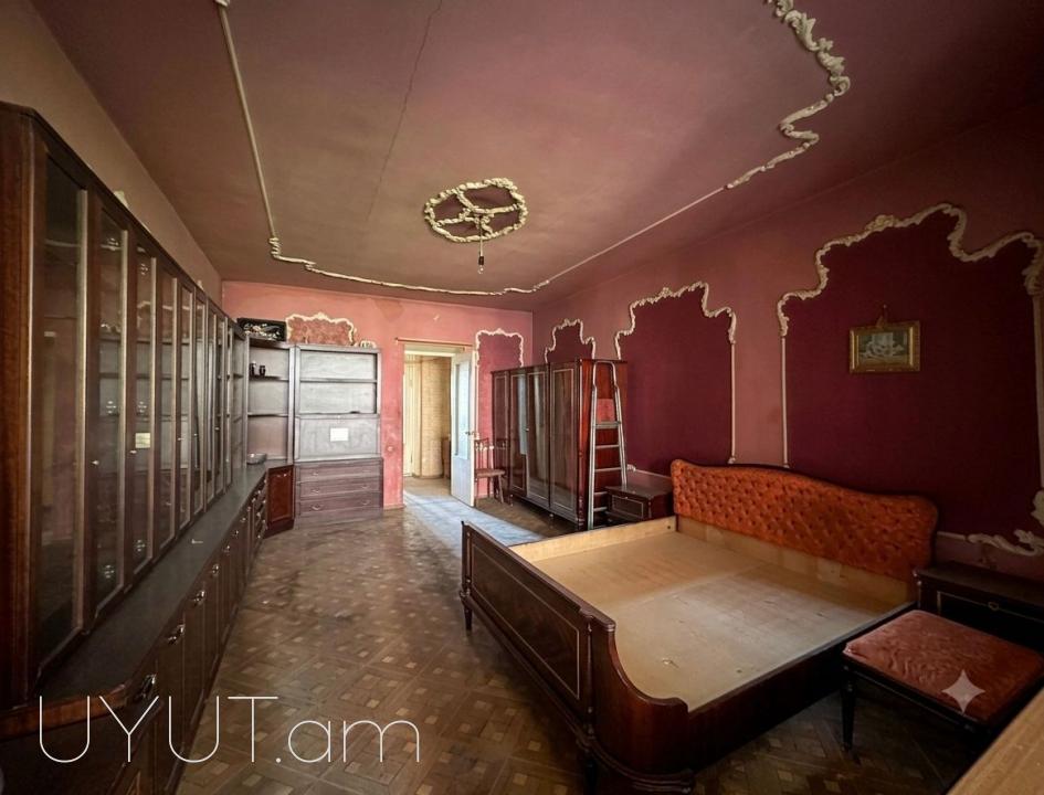 Մոնումենտի լավագույն հատվածներից մեկում, քարե շենքում վաճառվում է ընդարձակ 3 սենյականոց բնակարան