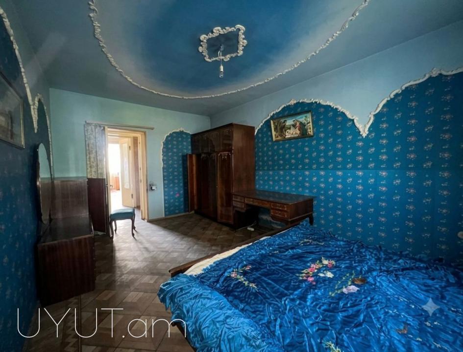Մոնումենտի լավագույն հատվածներից մեկում, քարե շենքում վաճառվում է ընդարձակ 3 սենյականոց բնակարան