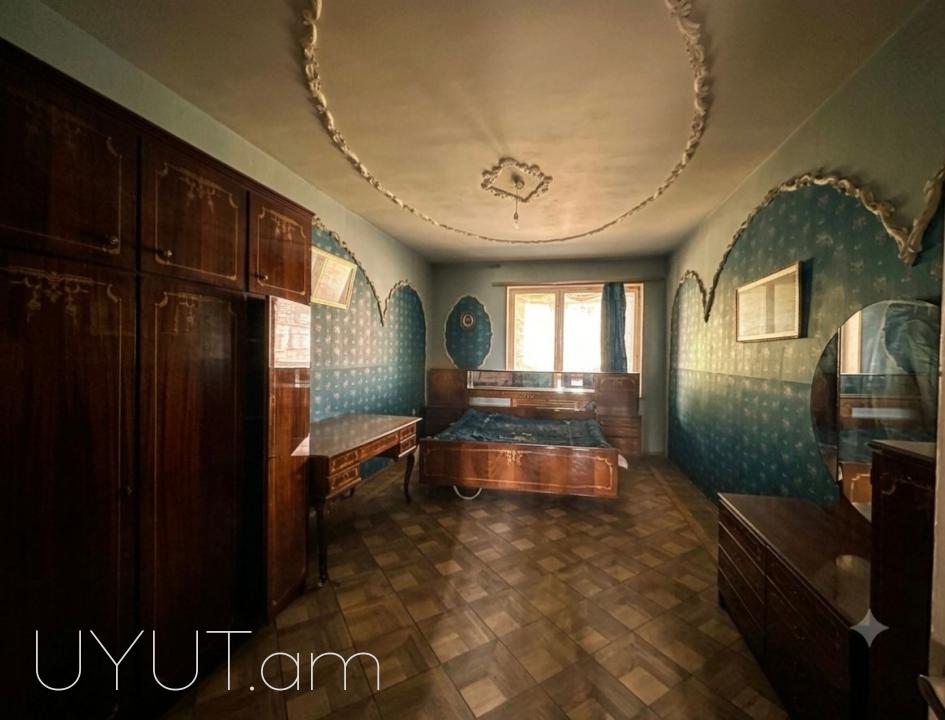 Մոնումենտի լավագույն հատվածներից մեկում, քարե շենքում վաճառվում է ընդարձակ 3 սենյականոց բնակարան
