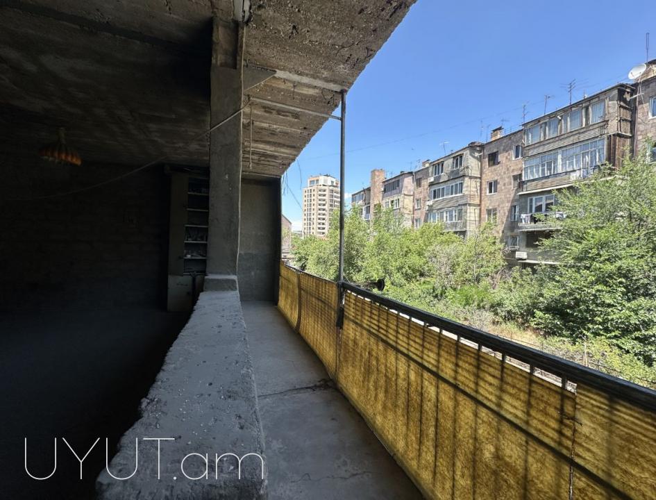Մոնումենտի լավագույն հատվածներից մեկում, քարե շենքում վաճառվում է ընդարձակ 3 սենյականոց բնակարան