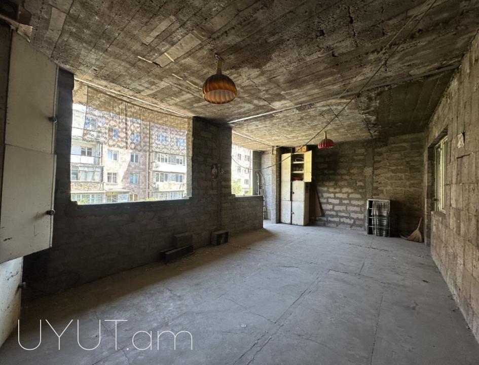 Մոնումենտի լավագույն հատվածներից մեկում, քարե շենքում վաճառվում է ընդարձակ 3 սենյականոց բնակարան
