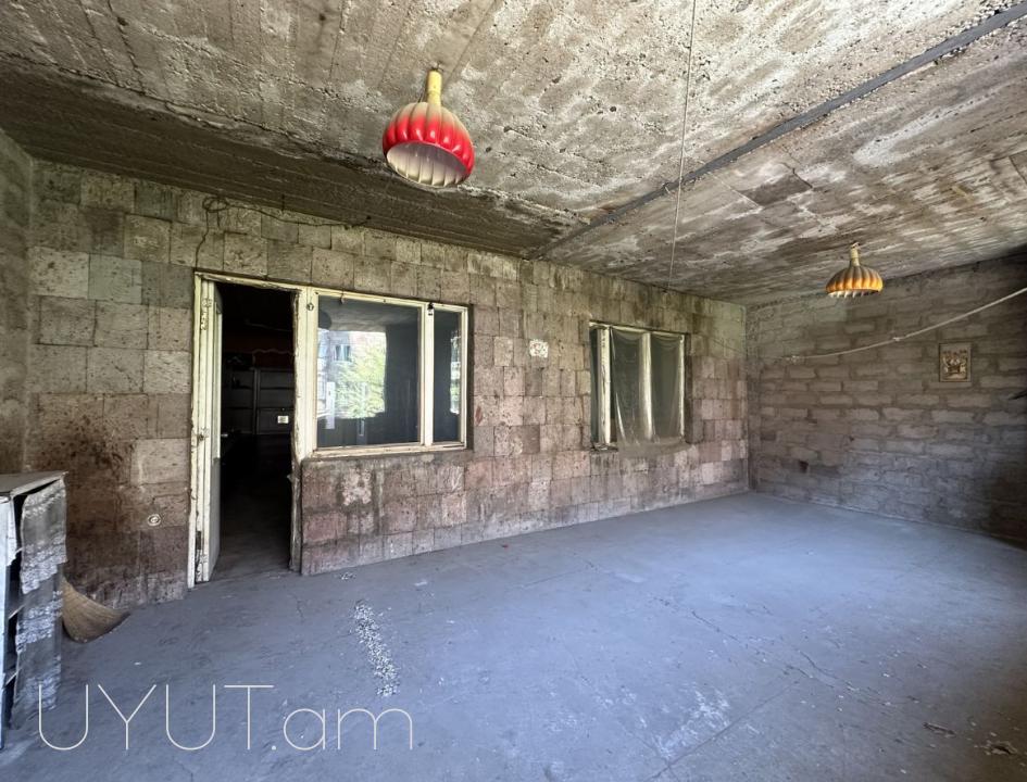 Մոնումենտի լավագույն հատվածներից մեկում, քարե շենքում վաճառվում է ընդարձակ 3 սենյականոց բնակարան