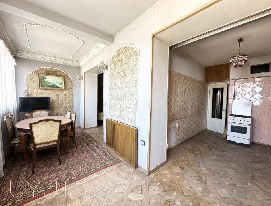 Մոնումենտի լավագույն հատվածներից մեկում, քարե շենքում վաճառվում է ընդարձակ 3 սենյականոց բնակարան