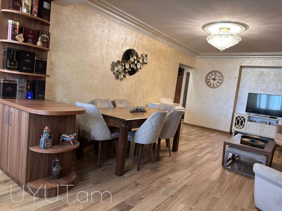 Վաճառվում է 3 սենյականոց ընդարձակ բնակարան Ծերենց փողոցում