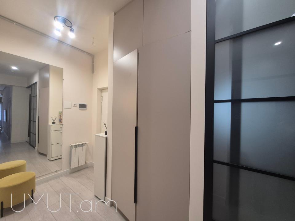 Վաճառվում է 3 սենյականոց բնակարան  Չեխովի փողոցում, նորակառույց շենքում 