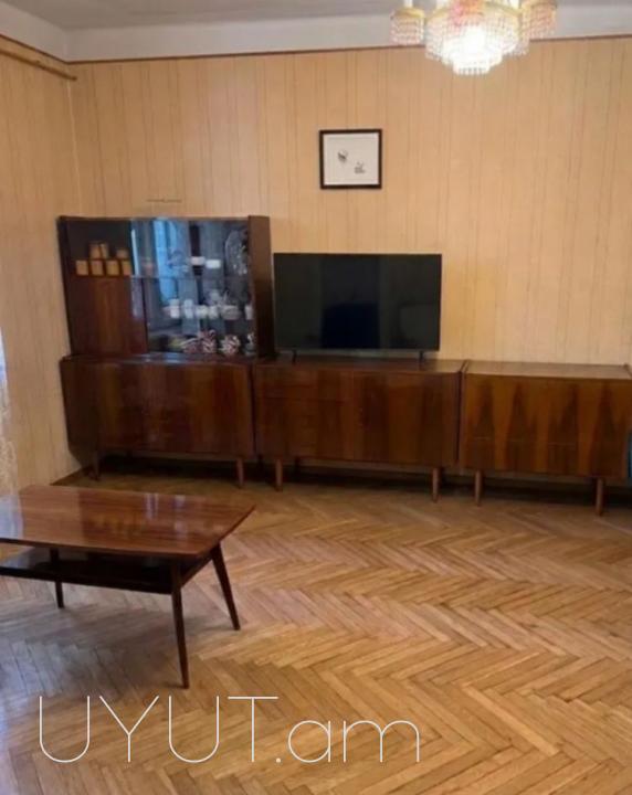 Կոմիտաս Փափազյան խաչմերուկին կից  վաճառվում է 3 սենյականոց ընդարձակ և լուսավոր բնակարան