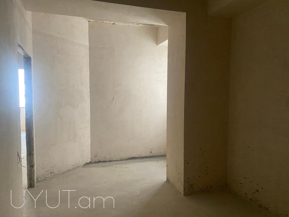 Վաճառվում է ընդարձակ և լուսավոր 4 սենյականոց բնակարան նորակառույց շենքում