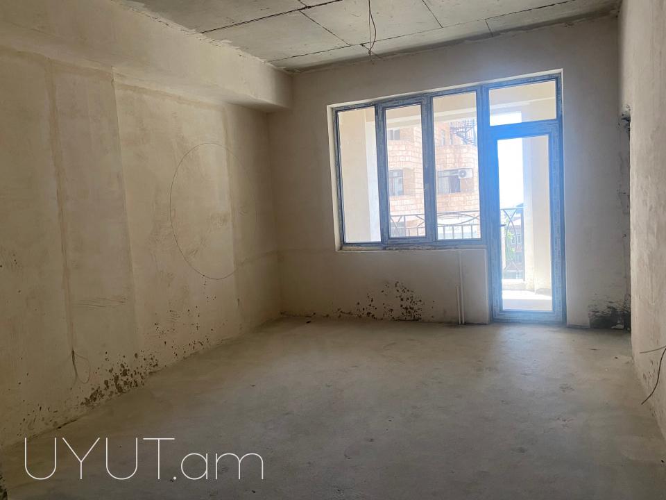 Վաճառվում է ընդարձակ և լուսավոր 4 սենյականոց բնակարան նորակառույց շենքում
