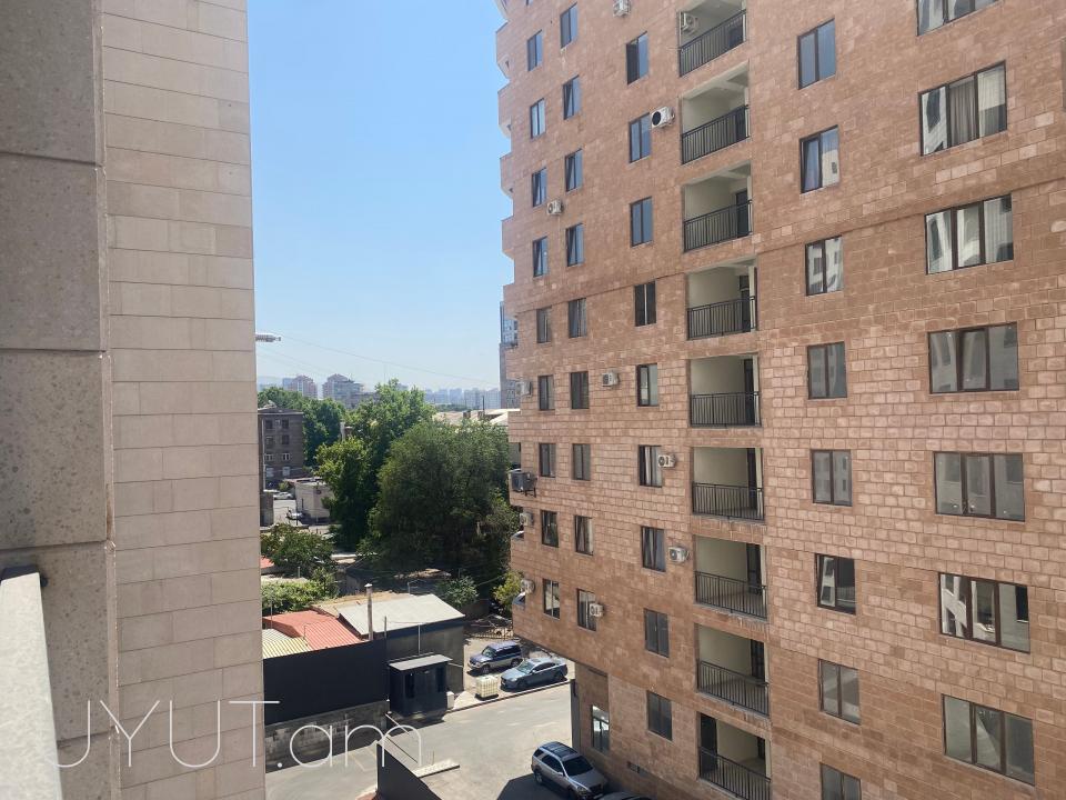Վաճառվում է ընդարձակ և լուսավոր 4 սենյականոց բնակարան նորակառույց շենքում