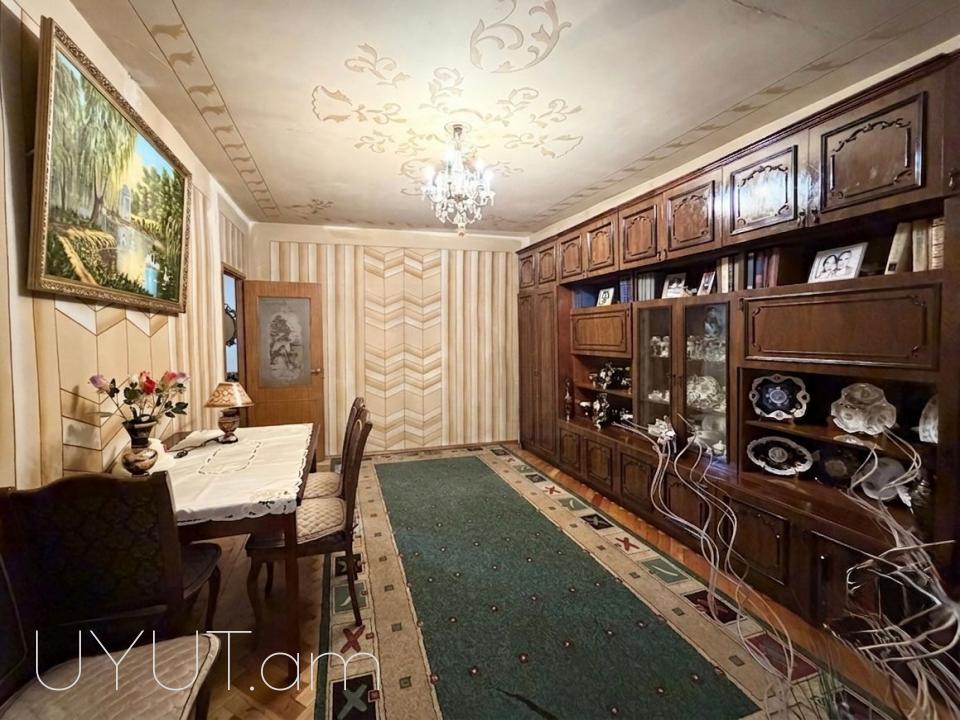 Կենտրոնում՝ Զավարյան փողոցում վաճառվում է ընդարձակ 3 սենյականոց բնակարան