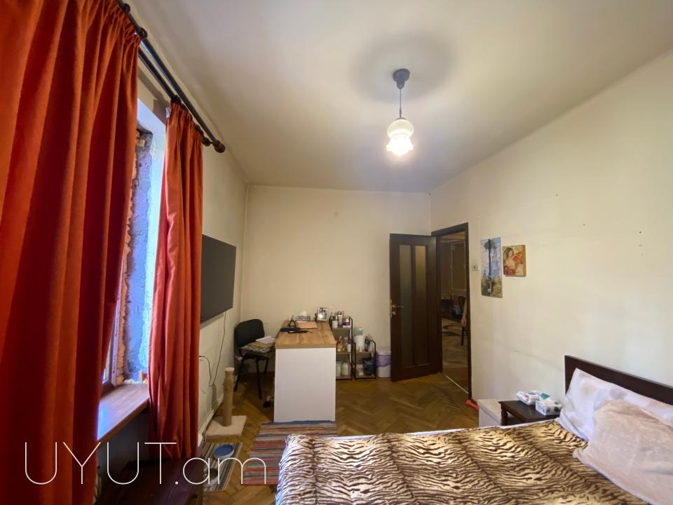 Կոմիտաս–Փափազյան խաչմերուկի հարևանությամբ վաճառվում է 3 սենյականոց բնակարան։