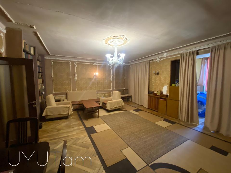 Կոմիտաս–Փափազյան խաչմերուկի հարևանությամբ վաճառվում է 3 սենյականոց բնակարան։