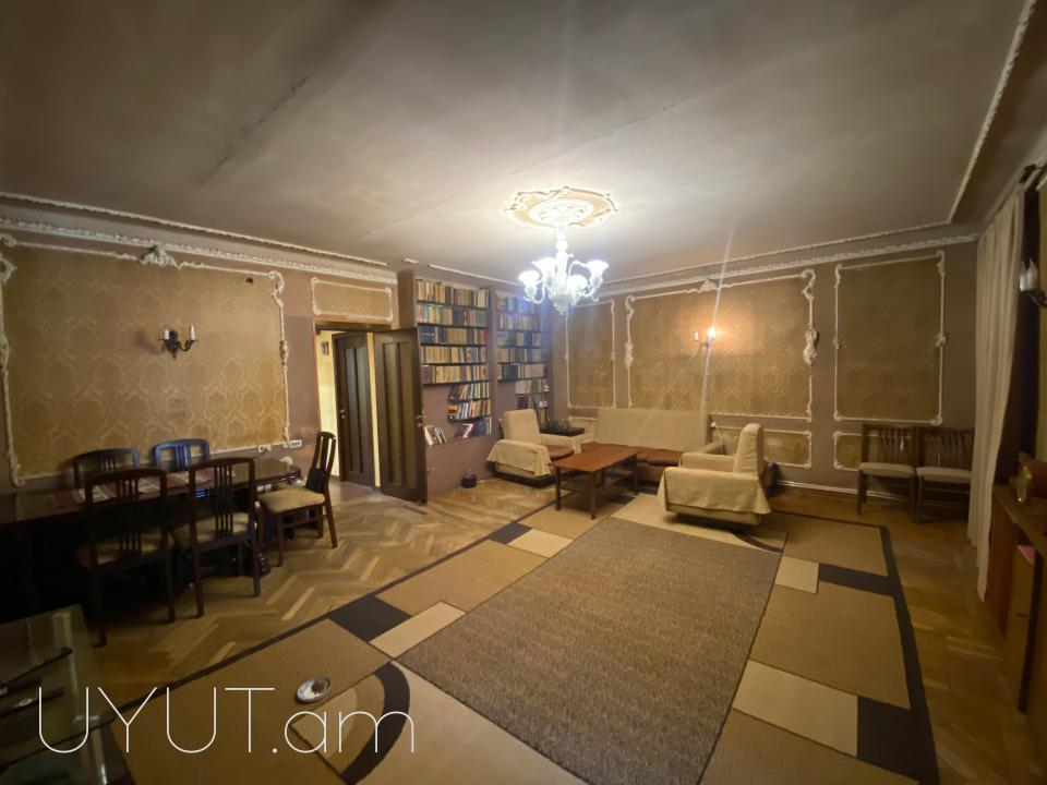 Կոմիտաս–Փափազյան խաչմերուկի հարևանությամբ վաճառվում է 3 սենյականոց բնակարան։