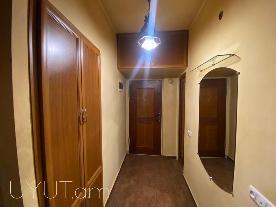 Կոմիտաս–Փափազյան խաչմերուկի հարևանությամբ վաճառվում է 3 սենյականոց բնակարան։