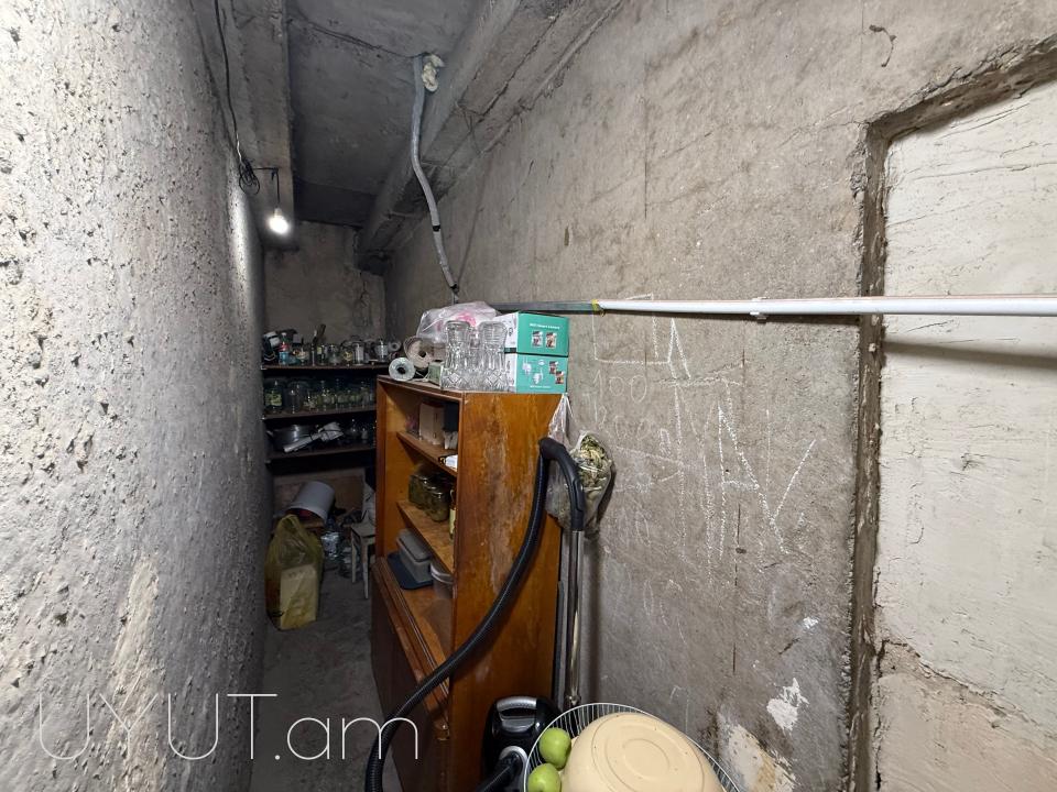 Վաճառվում է 3 սենյականոց բնակարան Էրեբունիում Խաղաղ Դոնի փողոցում