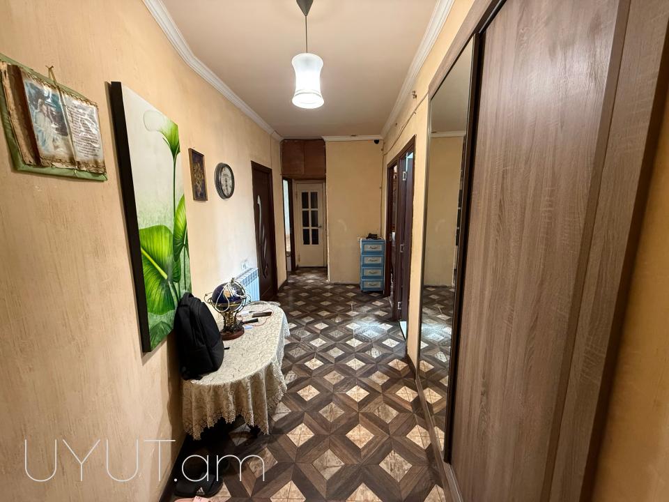 Վաճառվում է 3 սենյականոց բնակարան Էրեբունիում Խաղաղ Դոնի փողոցում