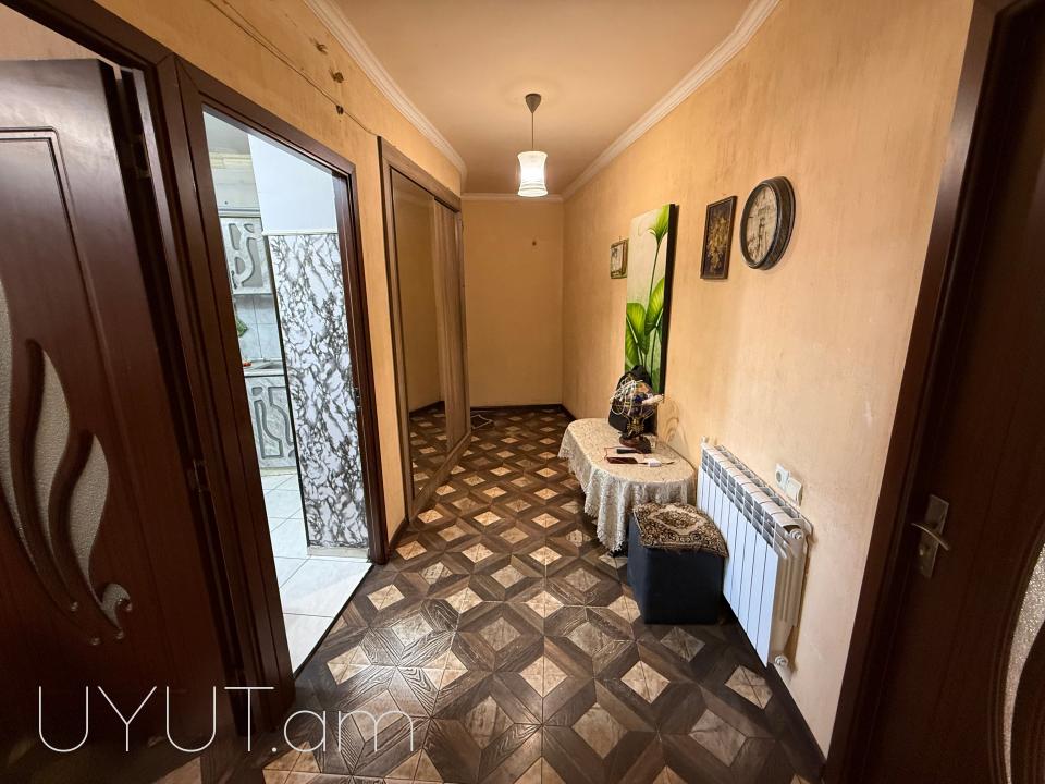 Վաճառվում է 3 սենյականոց բնակարան Էրեբունիում Խաղաղ Դոնի փողոցում
