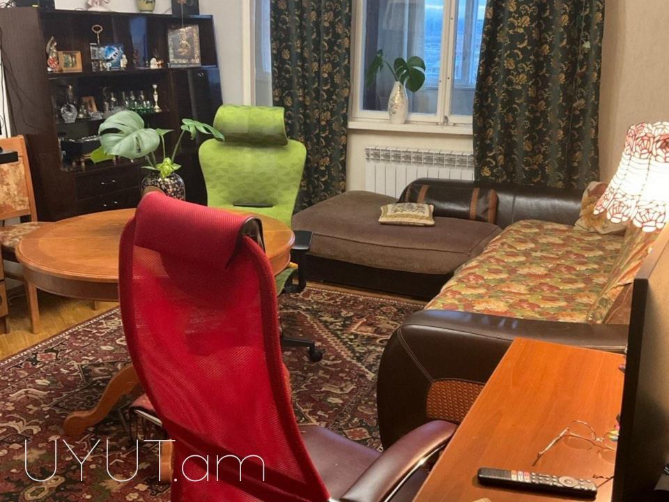 Վաճառվում է 4 սենյականոց բնակարան  Եղիշե Թադևոսյան փողոցում։